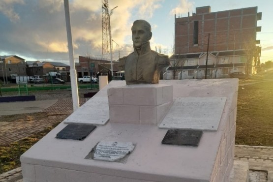 Vandalizan el monumento a Manuel Belgrano