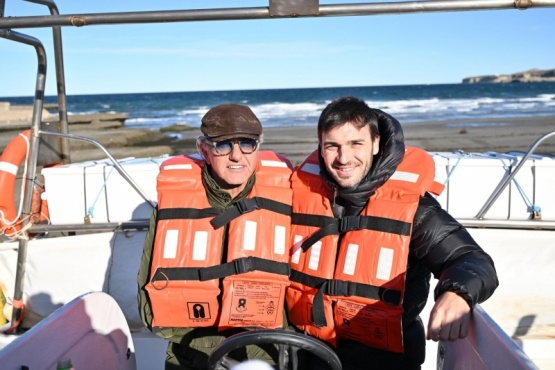 El gobernador de Chubut, Ignacio Torres, junto al secretario de Turismo, Ambiente y Deporte de la Nación, Daniel Scioli.,