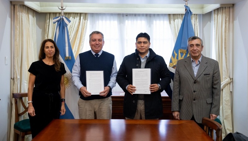 El Gobierno santacruceño firmó el convenio con representantes de la operadora minera Oroplata S.A. 