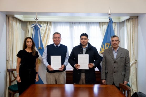 El Gobierno santacruceño firmó el convenio con representantes de la operadora minera Oroplata S.A. 