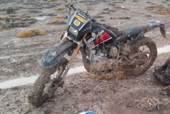 Bomberos auxiliaron a un motociclista que se encajó en la zona de Río Deseado