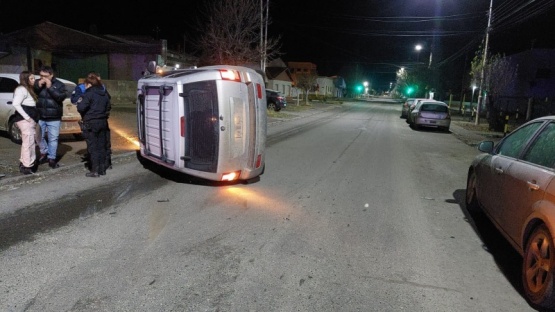 Chocó a dos autos estacionados y terminó volcando