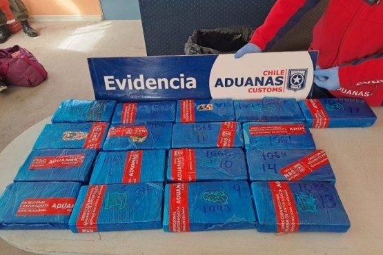 Aduana descubre a pasajera con 17 ladrillos de cocaína