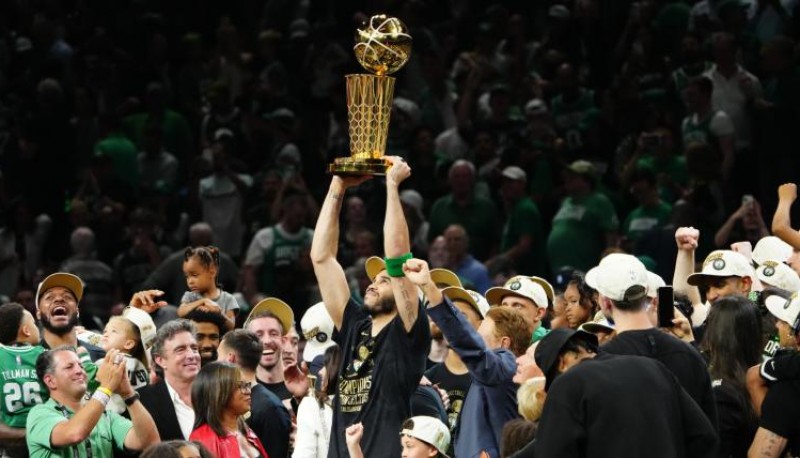 Tatum y el trofeo Larry O'Brien de cara al cielo. (Foto: TSN)