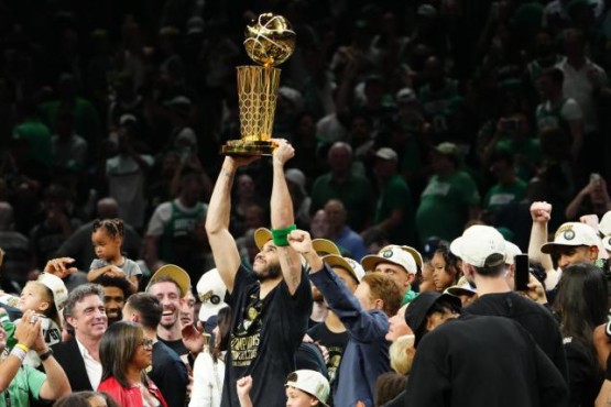 Tatum y el trofeo Larry O'Brien de cara al cielo. (Foto: TSN)