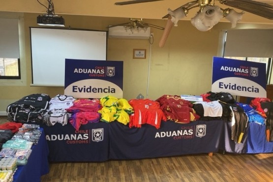 Aduanas incauta millonaria carga de ropa deportiva falsificada en sector “La Negra”