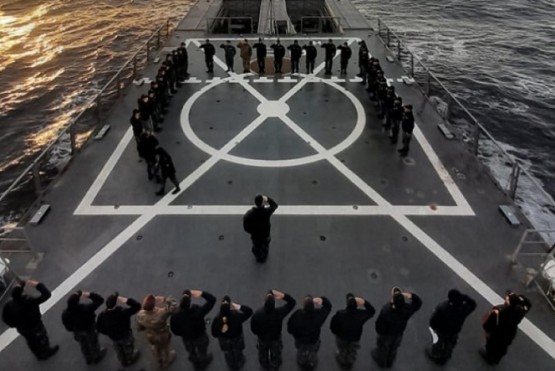La tripulación del patrullero ARA “Bouchard” rindió honores al submarino ARA “San Juan”