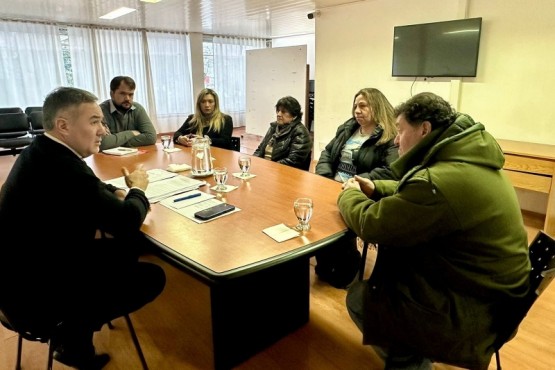 El secretario Penal, Dr. Fernando Costabel, con familiares de víctimas de siniestros viales.