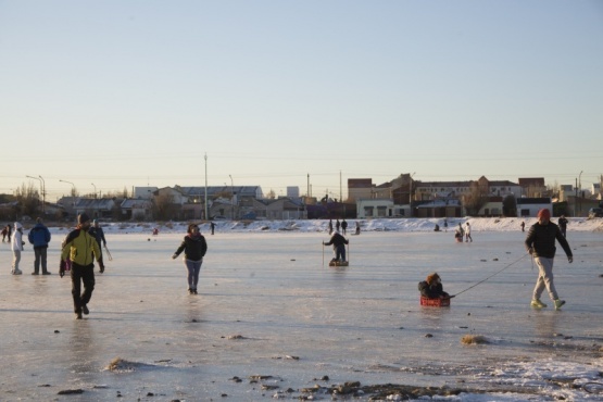A pesar de las prohibiciones, las familias hacen uso de las lagunas congeladas