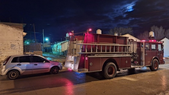 Sofocan el incendio de una casa