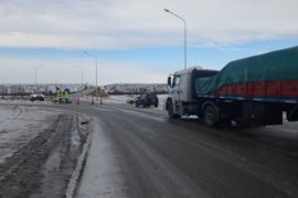 No hay ningún camión colgado en el puente sobre el río Santa Cruz