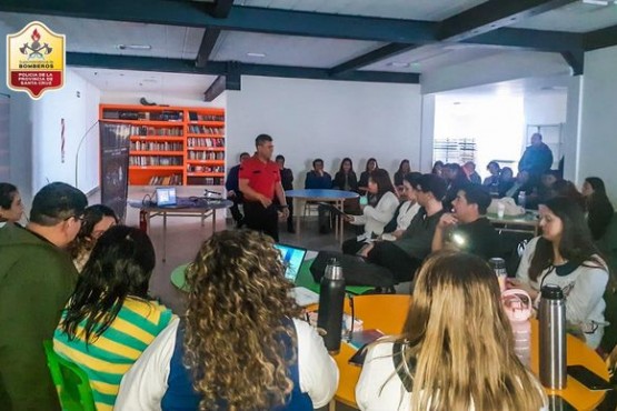 Bomberos continúa capacitando a escuelas de Santa Cruz