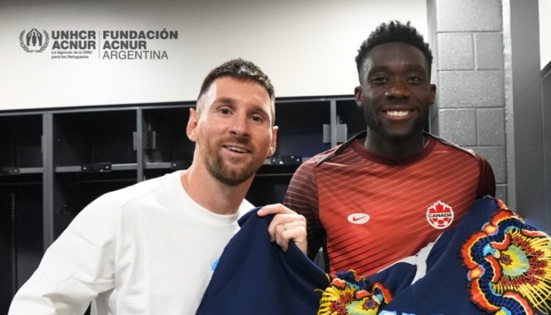 Lionel Messi y Alphonso Davies.