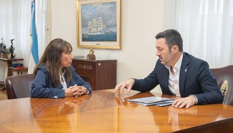 Diputada Roxana Reyes con el ministro de Defensa, Luis Petri.