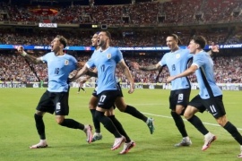 Uruguay ganó con polémica, pasó primera y eliminó a Estados Unidos