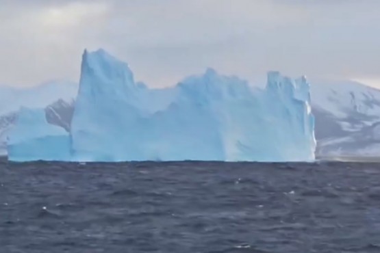 Prefectura monitorea el gigantesco iceberg que flota cerca de Ushuaia