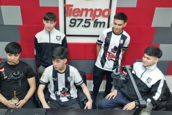 Los Bicampeones de Unión Santacruceña en los estudios de Tiempo FM