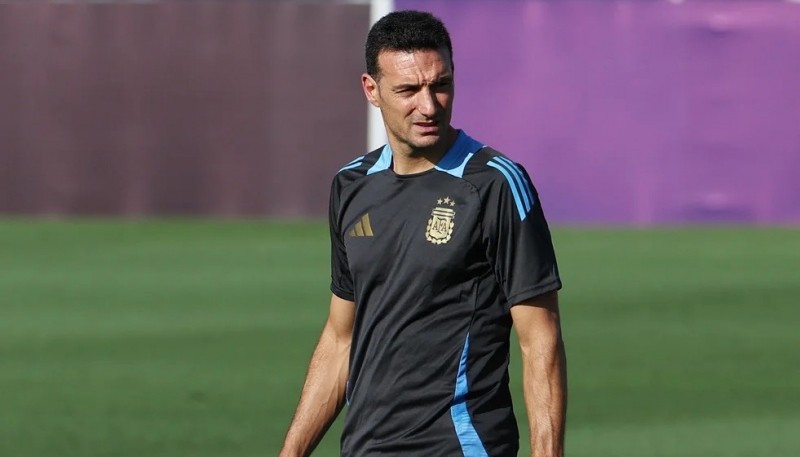  El entrenador de Argentina Lionel Scaloni durante el entrenamiento Foto NA: REUTERS/Agustin Marcarian