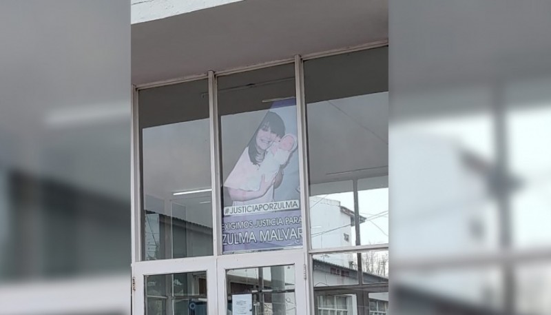 Cartel por Zulma Malvar en una escuela de Puerto San Julián.