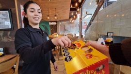 Multimedio Tiempo salió a repartir bombones por la Semana de la Dulzura