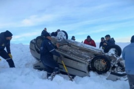 Trabajadores rescatan a accidentados de vuelco