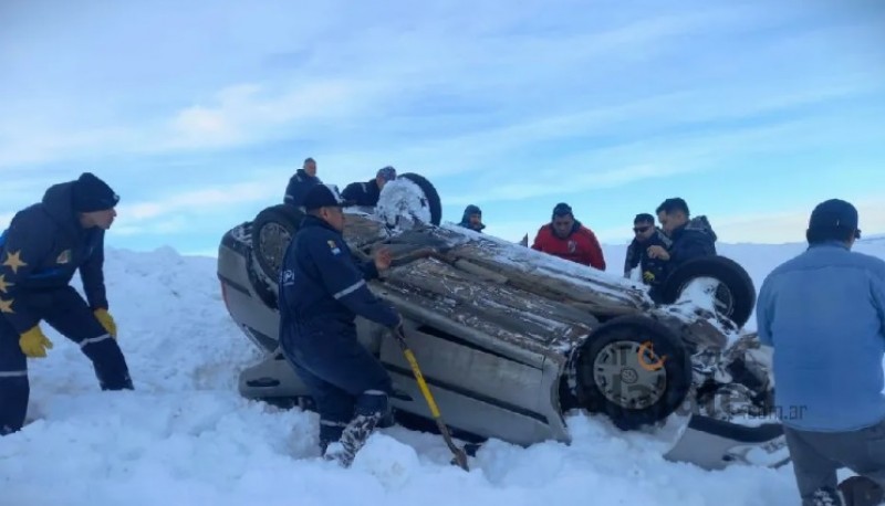 Trabajadores rescatan a accidentados de vuelco 