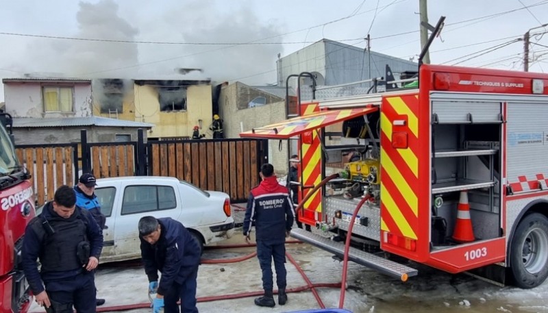 Incendio en una casa ubicada en el barrio Juan Pablo II. (JCC)