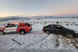 Bomberos rescatan un rodado atascado en Ruta N°288