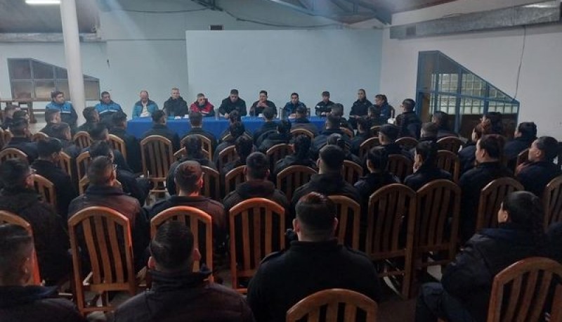 Plana mayor de la policía dialogó con cadetes de tercer año