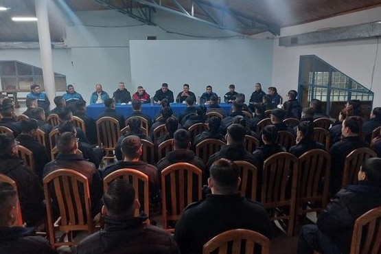 Plana mayor de la policía dialogó con cadetes de tercer año