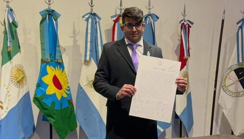 Jairo Guzmán  muestra el Pacto de Mayo en Tucumán 