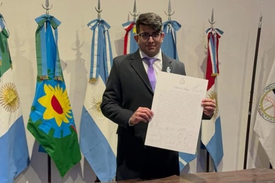 Jairo Guzmán  muestra el Pacto de Mayo en Tucumán 