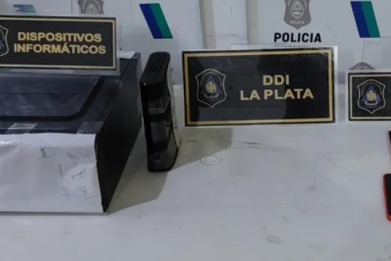 Allanaron el domicilio de un adolescente por trucar con IA fotos de sus compañeras en La Plata