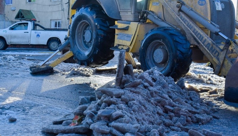 noticiaspuertosantacruz.com.ar - Imagen extraida de: https://www.tiemposur.com.ar/info-general/personal-de-obras-viales-abocado-al-despeje-de-calles-por-acumulacion-de-escarcha