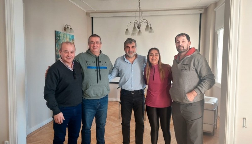 El dirigente, los entrenadores y el intendente, juntos por los chicos.(Foto: FeSaVol)