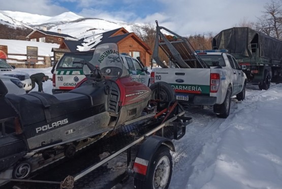 Gendarmes brindan asistencia a pobladores aislados por la nieve