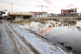 Avanzan trabajos de desagote y retiro de hielo en los barrios San Benito y Patagonia