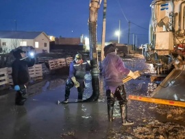 Municipio asistío a vecinos para evitar inundaciones de casas