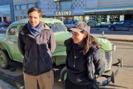 La familia que pretende unir Ushuaia con Alaska en un Chevrolet ´40 está en Río Gallegos