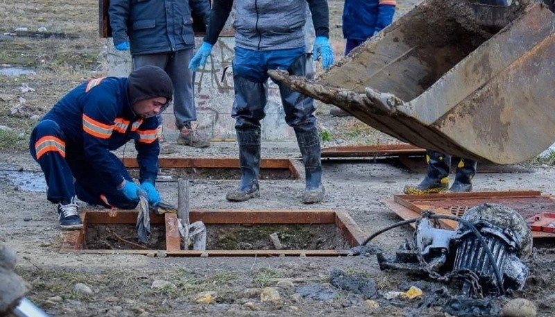 noticiaspuertosantacruz.com.ar - Imagen extraida de: https://www.tiemposur.com.ar/info-general/reparan-caneria-de-liquidos-cloacales-sobre-la-calle-crucero-belgrano