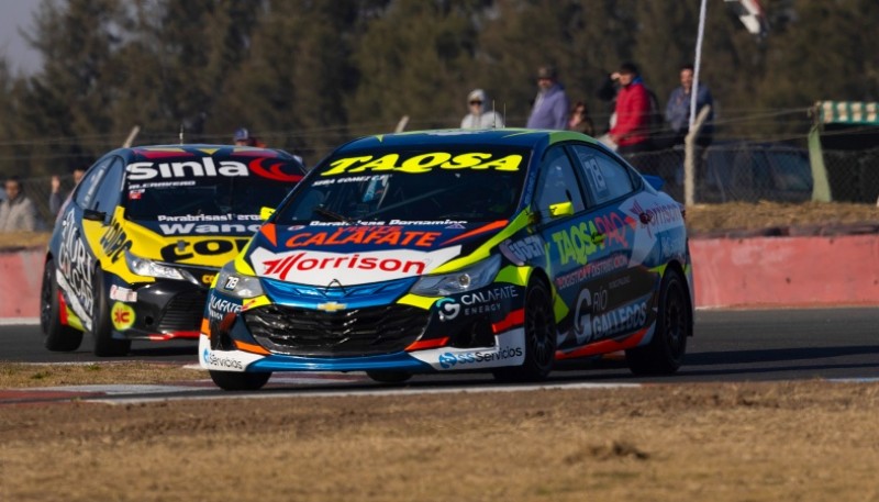 El Cruze del riogalleguense girando sobre el asfalto nicoleño. (Foto: APAT)