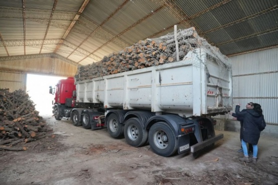 Neuquén y Catamarca enviaron camiones con leña a Santa Cruz