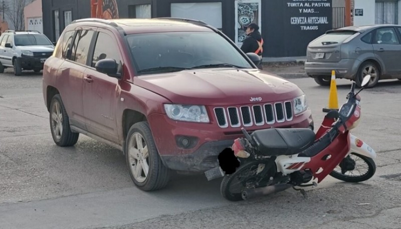 Camioneta chocó contra una motocicleta 