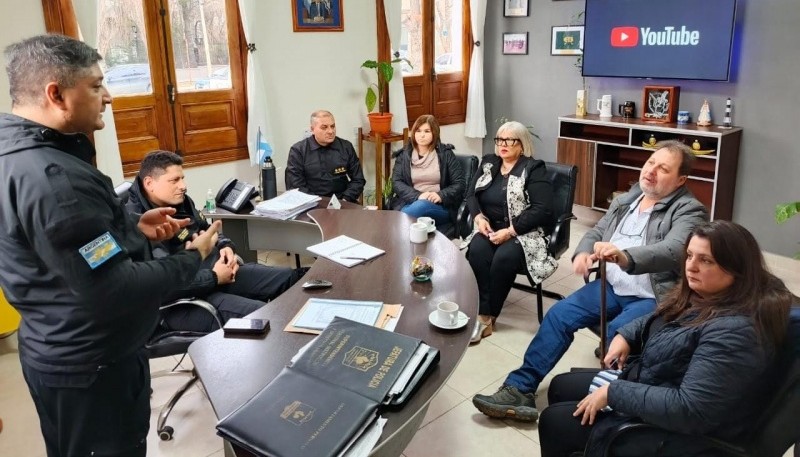 Reunión de la FESC con integrantes de la Policía provincial.