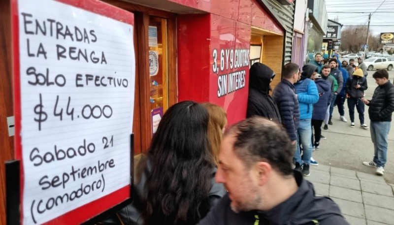 Larga fila de fanáticos de La Renga en Río Gallegos.