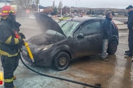 Bomberos sofocaron incendio sobre vehículo