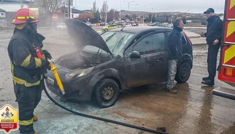 Bomberos sofocaron incendio sobre vehículo