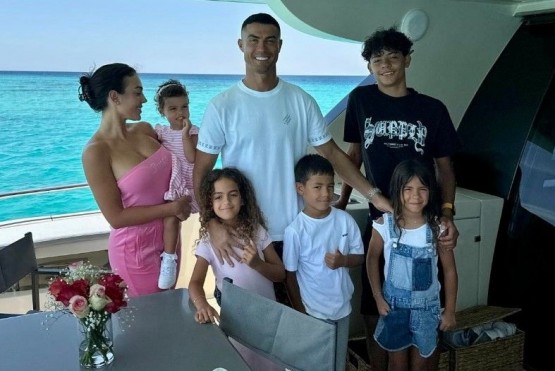 Cristiano Ronaldo y  Georgina Rodríguez junto a sus hijos.