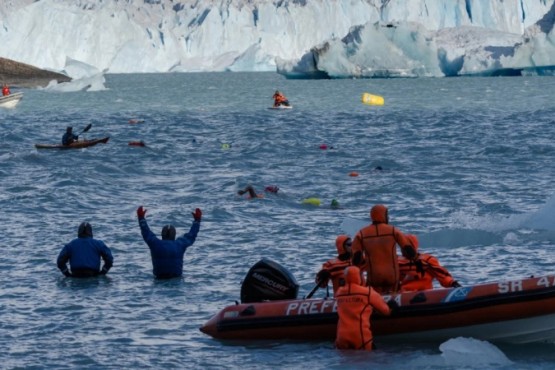 El glaciar Perito Moreno sede de una competencia extrema de natación