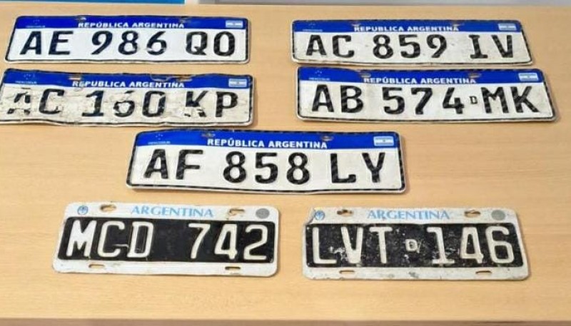 Recuperan patentes automovilísticas extraviadas 